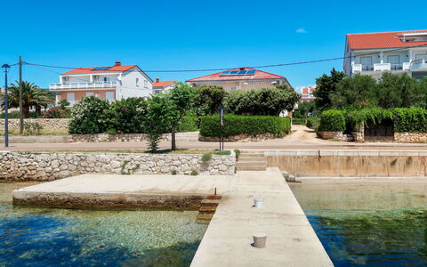 Noa: L'Eau, Ciel, Propriété, Plante, Éclairage Public, Bâtiment, Bleu, La Nature, Bleu Azur, Nuage