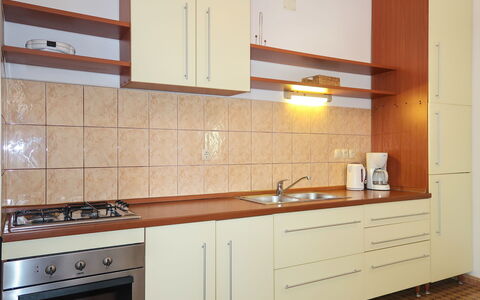 Andela: Cabinetry, Comptoir, Bâtiment, Propriété, Évier, Robinet, Evier, Cuisine, Bois, Cuisinière