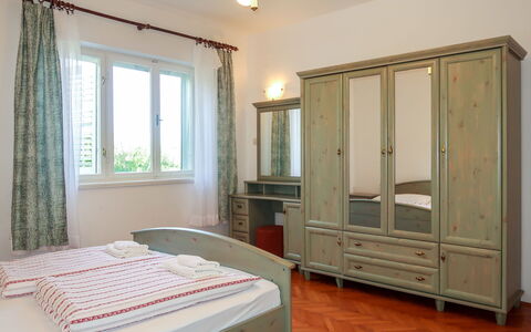 Andela: Propriété, Fenêtre, Cabinetry, Bois, Ombre, Design Intérieur, Sol, Bâtiment, Porte
