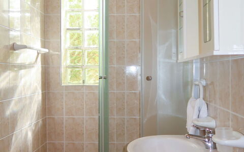 Andela: Luminaire Plomberie, Miroir, Propriété, Robinet, Évier, Lavabo, Blanc, Salle De Bains, Vert, Violet