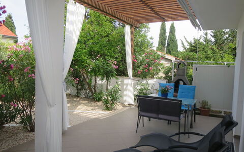 Katarina: Plante, Propriété, Meubles, Table, Fleur, Chaise, Ombre, Mobilier De Jardin, Design Intérieur, Ciel