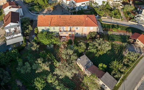 Marijana: Bâtiment, Zone Résidentielle, Maison, Toit, Quartier, Domicile, Ville, Banlieue, Lot Terre, Établissements Humains