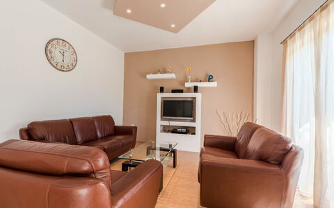 Šime: Marron, Meubles, Canapé, Propriété, Bois, Confort, Rideau, Éclairage, Design Intérieur, Cadre