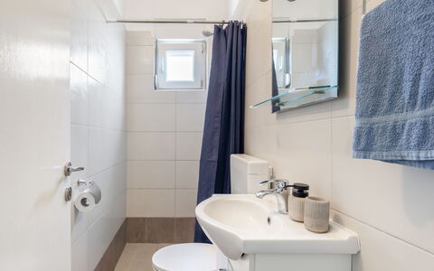 Kata: Miroir, Robinet, Luminaire Plomberie, Lavabo, Propriété, Bâtiment, Évier, Salle De Bains, Violet
