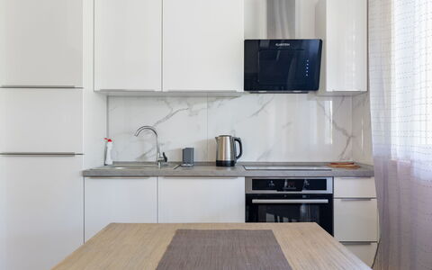 Kata: Comptoir, Evier, Robinet, Cabinetry, Évier, Propriété, Bâtiment, Luminaire Plomberie, Appareil De Cuisine, Cuisinière