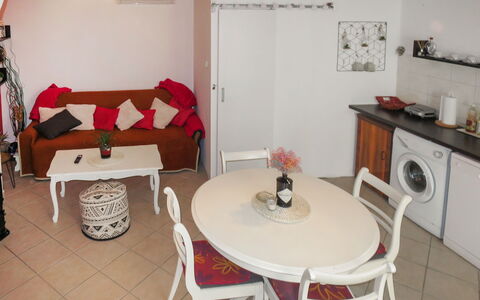 Gojko: Table, Meubles, Propriété, Canapé, Cadre, Bâtiment, Décoration, Chaise, Fleur, Sol