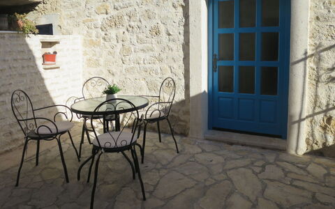 Gojko: Table, Meubles, Propriété, Plante, Bâtiment, Bois, Chaise, Mobilier De Jardin, Architecture, Design Intérieur