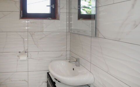 Bačani: Robinet, Luminaire Plomberie, Propriété, Fenêtre, Lavabo, Évier, Salle De Bains, Design Intérieur, Architecture, Bois