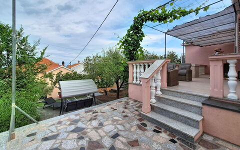 Ines: Siding, Jardin, Chalet, Mobilier De Jardin, Ombre, Cour, Batiments Jardin, Arrière-Cour, Aménagement Paysager, Dur