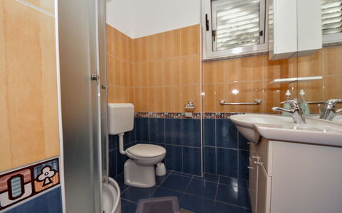 Ines: Marron, Évier, Robinet, Luminaire Plomberie, Miroir, Lavabo, Salle De Bains, Violet, Design Intérieur, Armoire De Toilette