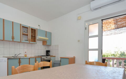 Ines: Propriété, Table, Meubles, Chaise, Fenêtre, Cabinetry, Bâtiment, Bois, Éclairage, Design Intérieur