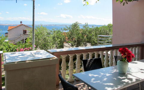 Ines: Propriété, Pièce, Immobilier, Maison, Appartement, Bâtiment, Balcon, Table, Toit, Pot De Fleur