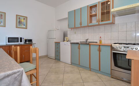 Ines: Cabinetry, Meubles, Evier, Comptoir, Bâtiment, Évier, Robinet, Appareil De Cuisine, Cuisinière, Bois