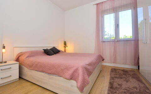 Ines: Meubles, Propriété, Fenêtre, Confort, Bois, Bâtiment, Éclairage, Design Intérieur, Ombre