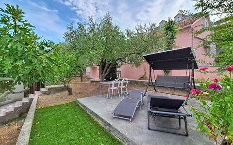 Ines: Siding, Jardin, Chalet, Mobilier De Jardin, Ombre, Cour, Batiments Jardin, Arrière-Cour, Aménagement Paysager, Dur
