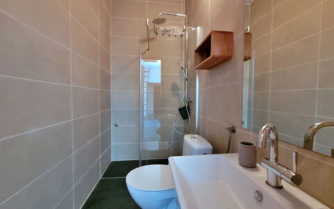 Stefan: Miroir, Robinet, Évier, Luminaire Plomberie, Propriété, Lavabo, Salle De Bains, Design Intérieur, Sol, Ligne