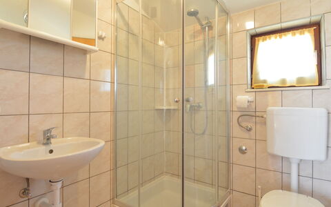 Basic: Luminaire Plomberie, Tete De Douche, Salle De Bains, Douche, Évier, Design Intérieur, Robinet, Porte De Douche, Sol