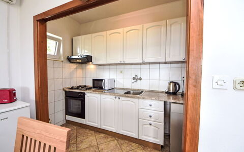 Basic: Cabinetry, Comptoir, Propriété, Meubles, Bâtiment, Cuisinière, Cuisine, Appareil De Cuisine, Bois, Tiroir