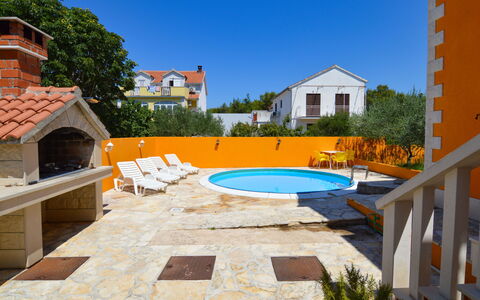 Gorana: Ciel, Bâtiment, Propriété, Plante, Fenêtre, Piscine, L'Eau, Bleu Azur, Arbre, Mobilier De Jardin