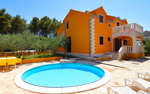 Gorana: Plante, Ciel, Propriété, L'Eau, Fenêtre, Bâtiment, Bleu Azur, Arbre, Piscine, Architecture