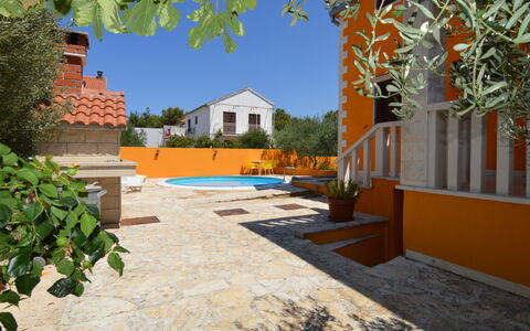 Gorana: Plante, Ciel, Bâtiment, Jour, Propriété, Bleu Azur, Éclairage, Arbre, Ombre, Lumière Du Soleil