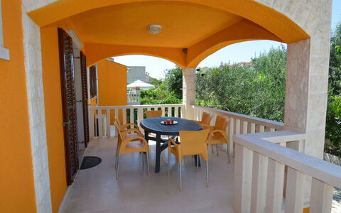 Gorana: Propriété, Table, Meubles, Plante, Bâtiment, Ombre, Ciel, Chaise, Design Intérieur, Mobilier De Jardin