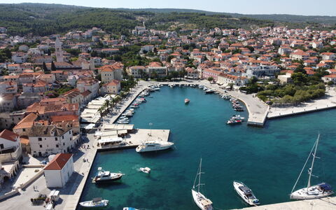 Lila: L'Eau, Bateau, Navire, Ressources En Eau, Bâtiment, Jour, Propriété, Ciel, Infrastructure, Bleu Azur
