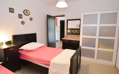 Lila: Meubles, Cabinetry, Confort, Bâtiment, Cadre, Bois, Porte, Cadre De Lit, Éclairage, Design Intérieur