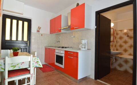 Lila: Cabinetry, Comptoir, Meubles, Cuisine, Bâtiment, Fenêtre, Évier, Cuisinière, Orange, Bois