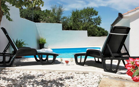 Edo: Plante, Ciel, Nuage, Meubles, Propriété, Fleur, Chaise, Bleu Azur, Table, Arbre