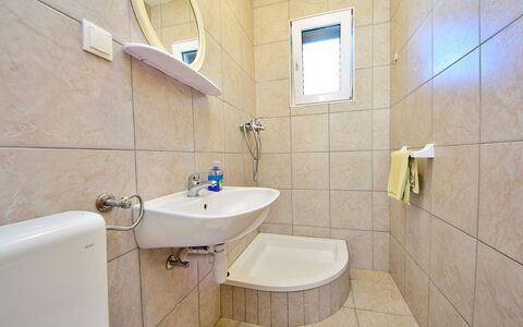 Tina: Robinet, Luminaire Plomberie, Propriété, Miroir, Évier, Lavabo, Salle De Bains, Violet, Design Intérieur, Sol