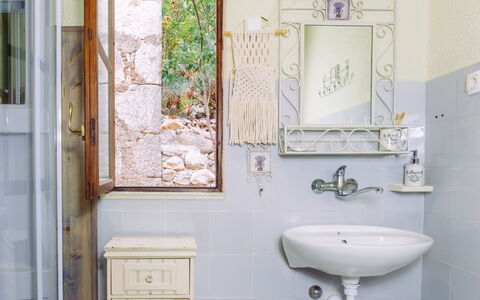 Podcempres: Miroir, Robinet, Évier, Lavabo, Luminaire Plomberie, Propriété, Violet, Fenêtre, Bleu Azur, Salle De Bains