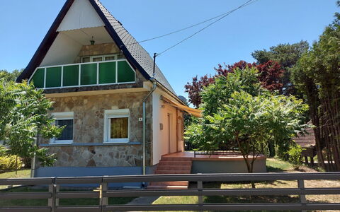 Violett: Ciel, Plante, Bâtiment, Fenêtre, Arbre, Bois, Maison, Clôture, Chalet, Zone Résidentielle