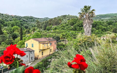 Casa Petrella (Dol137): Nuage, Ciel, L'Eau, Jour, Bleu Azur, Bleu, Arbre, Végétation, Cotiers Et Relief Océaniques, Montagne
