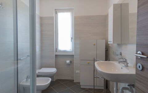 Madal (Grv399): Salle De Bains, Propriété, Pièce, Tuile, Luminaire Plomberie, Sol, Immobilier, Architecture, Design Intérieur, Mur