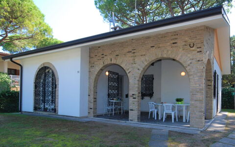 Villa Salvador: Plante, Ciel, Arbre, Ombre, Bâtiment, Fenêtre, Herbe, Paysage, Porte