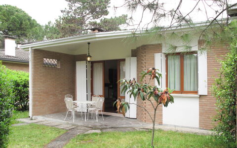 Villa Azalea: Propriété, Maison, Domicile, Immobilier, Bâtiment, Zone Résidentielle, Architecture, Chalet, Cour, Toit