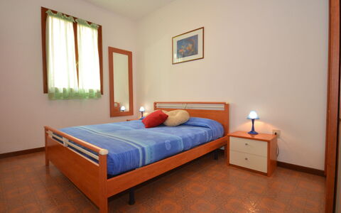 Villa Azalea: Meubles, Propriété, Confort, Fenêtre, Bâtiment, Bleu Azur, Bois, Cadre De Lit, Design Intérieur, Orange