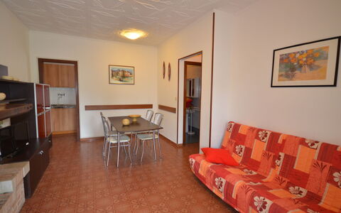 Villa Azalea: Meubles, Cadre, Bois, Éclairage, Design Intérieur, Confort, Sol, Salon, Sol, Dur