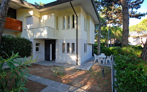Villa Isolina: Plante, Bâtiment, Propriété, Ciel, Fenêtre, Arbre, Maison, Lot Terre, Chalet