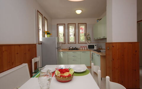 Villa Isolina: Table, Meubles, Propriété, Cabinetry, Vaisselle, Éclairage, Design Intérieur, Bois, Chaise, Sol