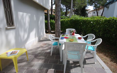Villa Isolina: Table, Plante, Propriété, Meubles, Fenêtre, Bâtiment, Chaise, Tableau De Plein Air, Mobilier De Jardin, Arbre