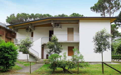 Villa Lucina: Plante, Bâtiment, Ciel, Fenêtre, Arbre, Maison, Lot Terre, Ombre, Zone Résidentielle