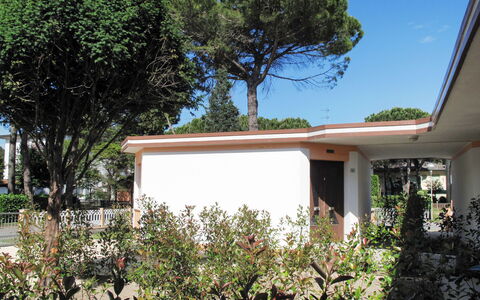 Villaggio Battiston: Propriété, Maison, Végétation, Arbre, Immobilier, Domicile, Architecture, Bâtiment, Zone Résidentielle, Communauté Des Plantes