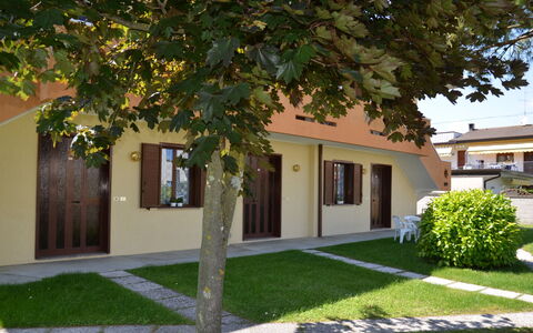 Villa Marina: Plante, Bâtiment, Fenêtre, Feuille, Arbre, Surface De La Route, Ombre, Maison, Porte, Herbe