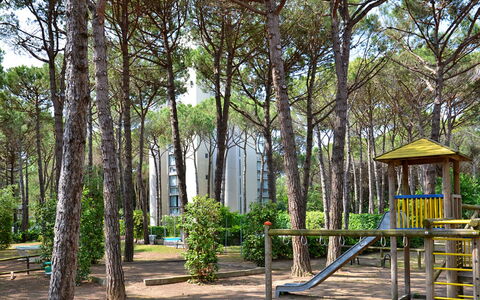 Residence Oasi: Arbre, Espace Public, Botanique, Bosquet, Des Bois, Forêt, Suppression Des Plantes Ligneuses, Terrain De Jeux, Plante, Parc