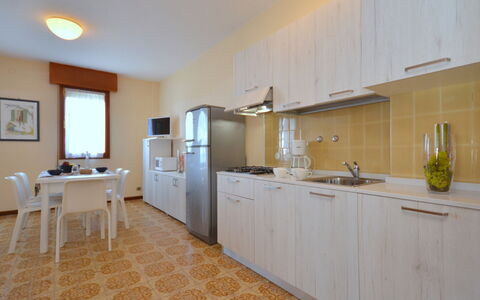 Torre Panorama: Comptoir, Cabinetry, Robinet, Meubles, Évier, Bâtiment, Evier, Cuisine, Plante D'Appartement, Bois