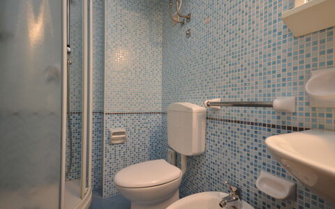 Torre Panorama: Luminaire Plomberie, Propriété, Lavabo, Siège De Toilette, Salle De Bains, Toilette, Violet, Éclairage, Design Intérieur, Robinet
