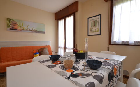Torre Panorama: Table, Propriété, Meubles, Fenêtre, Bâtiment, Vaisselle, Nappe De Table, Textile, Orange, Chaise