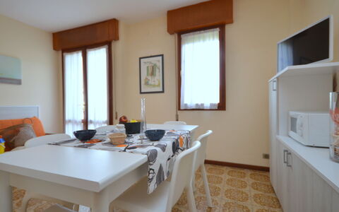 Torre Panorama: Meubles, Table, Fenêtre, Bâtiment, Bois, Cabinetry, Sol, Sol, Nappe De Table